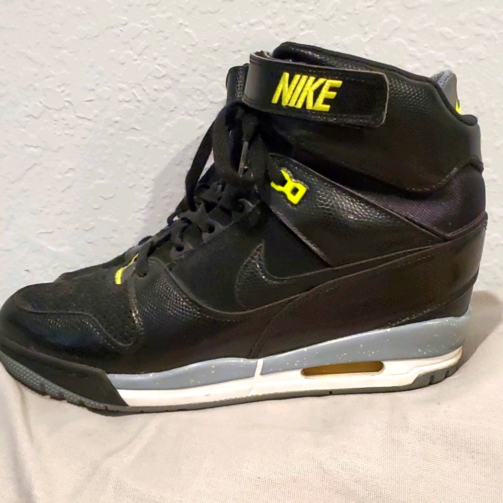 Nike Women's Revolution Sky Hi